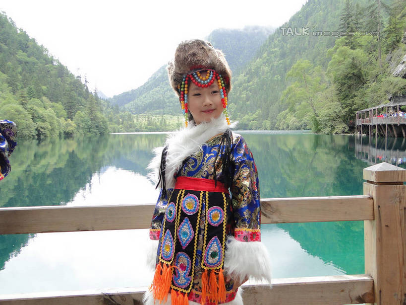 东方人,儿童,一个人,栏杆,站,举,笑,微笑,横图,室外,白天,正面,民族服装,旅游,度假,纯洁,河流,美景,山,山脉,树林,水,植物,九寨沟,中国,亚洲,仅一个女性,仅一个人,阴影,光线,影子,河水,景观,山峰,水流,围栏,山峦,黄种人,娱乐,手叉腰,护栏,树,树木,小孩,绿色,倒影,阳光,自然,群山,叉腰,托,站着,仅一个小孩,享受,休闲,景色,放松,可爱,童年,童趣,四川省,生长,成长,倒映,自然风光,童真,东亚,烂漫,无邪,四川,藏族服饰,阿坝,中华人民共和国,西南地区,阿坝藏族羌族自治州,阿坝州,川,九寨沟县,反照,天真,女孩,女人,女性,亚洲人,孩子,举起,举手,举着,向上举,向上伸,向上托,站立,半身,彩图,传统服装,民俗服,九寨沟风景区,四川九寨沟风景名胜区,女生,hascy1