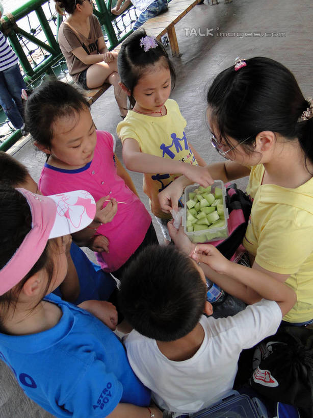 东方人,儿童,伙伴,朋友,站,坐,竖图,俯视,室外,白天,友谊,纯洁,苹果,帽子,水果,中国,亚洲,切开,握,服装,新鲜,装饰,墨镜,眼镜,塑料,生食,食品,果实,许多人,拿,拿着,注视,休闲装,黄种人,运动帽,盒子,食物,小孩,衣服,发箍,发饰,容器,饰品,塑料制品,太阳镜,太阳眼镜,观察,看,切,站着,一群人,休闲,休闲服,鸭舌帽,遮阳镜,可爱,童年,童趣,握着,服饰,有机食品,绿色食品,头箍,观看,储藏,察看,储存,关注,发卡,剖面,童真,东亚,烂漫,无邪,切面,配饰,安徽,安徽省,芜湖,中华人民共和国,华东地区,皖,芜湖市,方特梦幻王国,天真,友情,男孩,男人,男性,年轻女性,女孩,女人,女性,亚洲人,站立,坐着,半身,彩图,高角度拍摄,贮存,男生,女生,hascy1