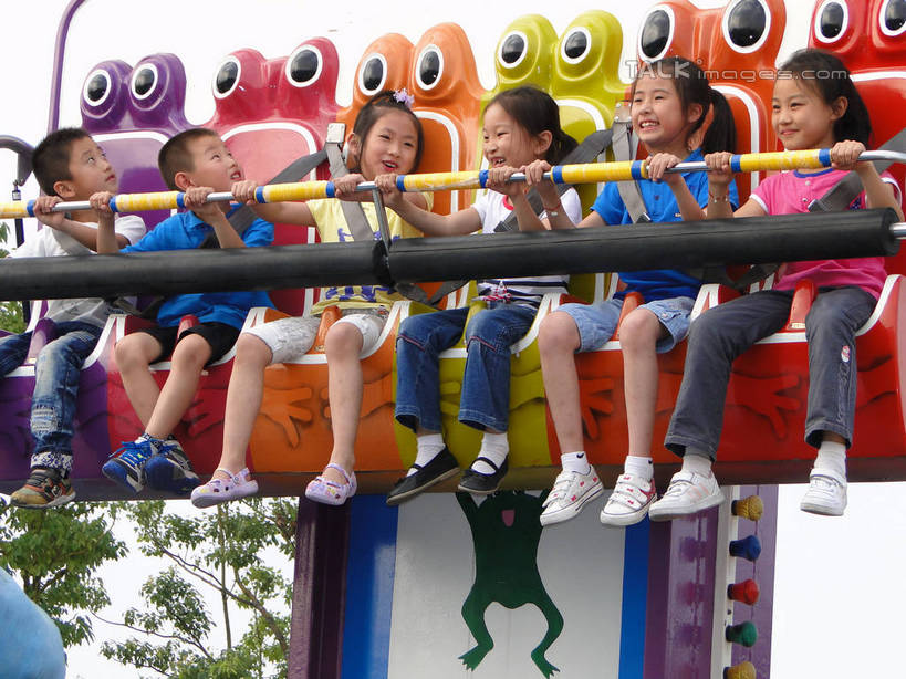 东方人,儿童,伙伴,朋友,坐,笑,微笑,露齿笑,横图,室外,白天,正面,游戏,友谊,纯洁,植物,中国,亚洲,一排,阴影,服装,整齐,光线,影子,许多人,玩,注视,休闲装,黄种人,娱乐,树,树木,排列,小孩,衣服,绿色,阳光,自然,观察,看,一群人,休闲,休闲服,抓,可爱,童年,童趣,服饰,游乐设施,跳楼机,生长,成长,观看,活动,察看,抓着,队列,发泄,关注,消遣,智力,童真,东亚,烂漫,无邪,安徽,安徽省,芜湖,中华人民共和国,华东地区,宣泄,皖,芜湖市,游艺设施,方特梦幻王国,天真,友情,男孩,男人,男性,女孩,女人,女性,亚洲人,玩耍,嬉戏,坐着,彩图,全身,男生,女生,hascy1