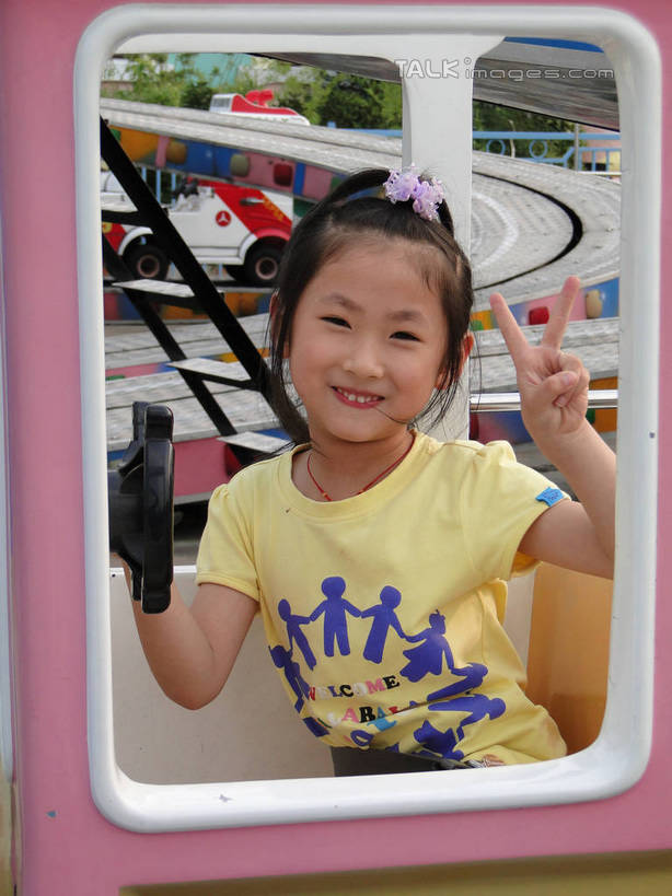 西方人,儿童,脸,头,脸颊,手,一个人,坐,笑,微笑,露齿笑,竖图,室外,白天,正面,快乐,兴奋,纯洁,骄傲,成功,胜利,项链,欧洲,中国,欧洲人,亚洲,仅一个女性,仅一个人,服装,英文,标志,文字,字符,字母,注视,休闲装,标识,肩膀,缆车,装饰品,小孩,衣服,饰品,首饰,交通工具,观察,看,手势,仅一个小孩,休闲,手部,休闲服,可爱,童年,童趣,自信,服饰,观看,英文字母,察看,关注,童真,东亚,索道,烂漫,无邪,安徽,安徽省,芜湖,中华人民共和国,华东地区,皖,芜湖市,缆索铁路,方特梦幻王国,天真,女孩,女人,女性,白种人,孩子,头部,脸部,脸蛋,面部,坐着,半身,彩图,欢乐,开心,女生,hascy1