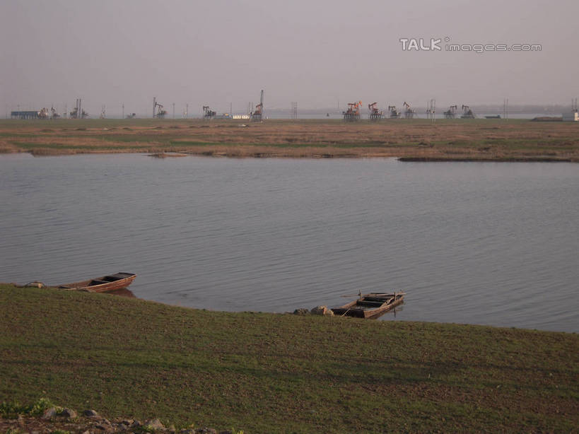 无人,横图,室外,白天,正面,旅游,度假,石油,机器,草地,草坪,河流,美景,水,植物,船,中国,亚洲,停靠,阴影,波纹,光线,影子,河水,景观,水流,木船,涟漪,娱乐,江苏,草,绿色,倒影,水纹,阳光,自然,交通工具,波浪,享受,休闲,机械,景色,放松,能源,挖掘,燃料,倒映,舟,停泊,自然风光,载具,能量,开采,东亚,江苏省,扬州,抽油机,中华人民共和国,华东地区,苏,水晕,江苏油田,磕头机,游梁式抽油机,扬州市,开掘,反照,煤油,发掘,梁式抽油机,彩图,hascy1