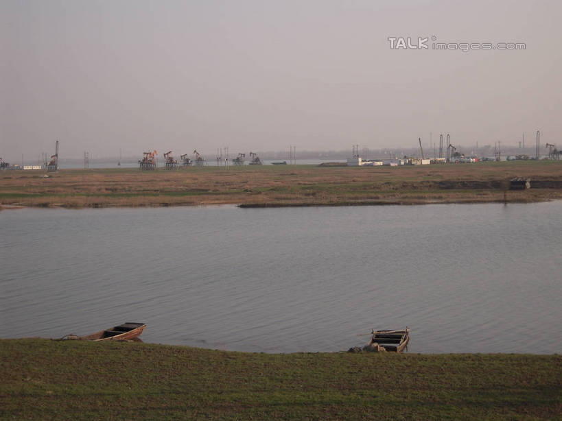 无人,横图,室外,白天,正面,旅游,度假,石油,机器,草地,草坪,河流,美景,水,植物,船,中国,亚洲,停靠,阴影,波纹,光线,影子,河水,景观,水流,木船,涟漪,娱乐,江苏,草,绿色,倒影,水纹,阳光,自然,交通工具,波浪,享受,休闲,机械,景色,放松,能源,挖掘,燃料,倒映,舟,停泊,自然风光,载具,能量,开采,东亚,江苏省,扬州,抽油机,中华人民共和国,华东地区,苏,水晕,江苏油田,磕头机,游梁式抽油机,扬州市,开掘,反照,煤油,发掘,梁式抽油机,彩图,hascy1