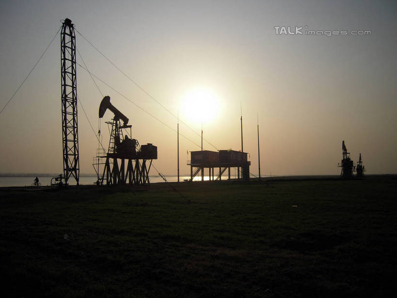 无人,横图,室外,白天,正面,旅游,度假,石油,机器,草地,草坪,河流,美景,日落,水,植物,中国,亚洲,波纹,河水,景观,水流,晚霞,霞光,落日,涟漪,背光,娱乐,江苏,草,绿色,倒影,水纹,自然,黄昏,波浪,享受,休闲,机械,景色,彩霞,放松,能源,挖掘,燃料,倒映,自然风光,能量,逆光,开采,东亚,江苏省,扬州,抽油机,中华人民共和国,华东地区,苏,水晕,江苏油田,磕头机,游梁式抽油机,扬州市,开掘,夕照,反照,煤油,发掘,梁式抽油机,夕阳,彩图,斜阳,hascy1