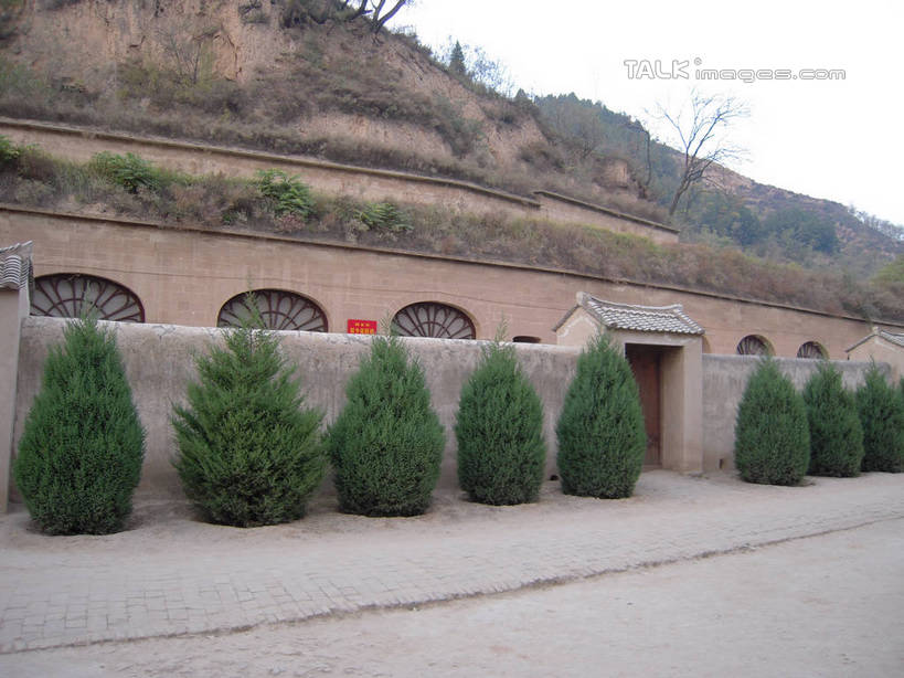 无人,家,横图,室外,白天,正面,旅游,度假,美景,山,山脉,树林,植物,建筑,中国,亚洲,一排,许多,整齐,瓦片,房屋,墙,屋顶,屋子,景观,山峰,山峦,很多,顶棚,瓦,娱乐,楼房,墙壁,墙面,住宅,树,树木,排列,绿色,自然,群山,享受,休闲,景色,放松,建造,生长,成长,队列,自然风光,东亚,屋瓦,陕西,陕西省,中华人民共和国,西北地区,陕,延安,延安市,彩图,房子,hascy1