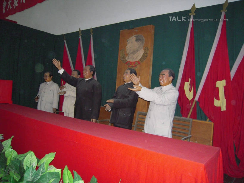 东方人,无人,站,笑,微笑,露齿笑,横图,室内,白天,正面,西装,旅游,度假,快乐,兴奋,骄傲,成功,胜利,植物,桌子,标志建筑,地标,建筑,旗帜,叶子,雕塑,中国,亚洲,一排,许多,击掌,套装,正装,艺术,整齐,装饰,布料,雕刻,雕像,盆栽,纹理,办公桌,墙,绿叶,盆景,很多,许多人,布纹,注视,职业装,黄种人,娱乐,旗子,建设,墙壁,墙面,桌布,排列,绿色,自然,餐巾,工艺品,台布,观察,看,手势,站着,一群人,享受,休闲,嫩叶,旅游胜地,放松,自信,生长,成长,观看,纪念,美术,察看,队列,关注,主题,陈列,东亚,陕西,陕西省,肌理,中华人民共和国,功能,美学,旌旗,旗号,西北地区,陕,延安,延安市,男人,男性,中年男性,亚洲人,叶,叶片,叶脉,拍手,站立,彩图,欢乐,开心,hascy1