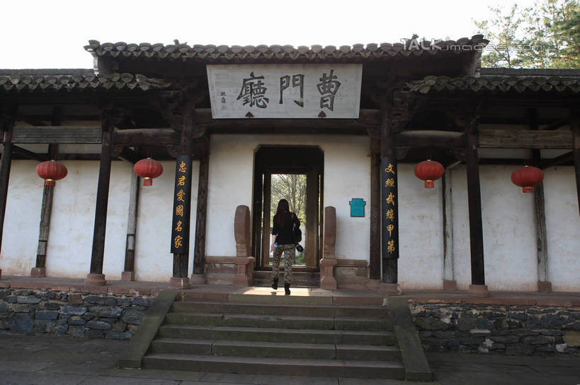 东方人,一个人,家,走,横图,室外,白天,旅游,度假,黄山,名胜古迹,植物,标志建筑,地标,建筑,照明,中国,亚洲,仅一个年轻女性,仅一个女性,仅一个人,游客,游人,吊挂,悬挂,阴影,遗迹,光线,标志,灯笼,牌匾,瓦片,文字,影子,纸灯笼,字符,房屋,阶梯,墙,屋檐,屋子,地面,挂,黄种人,古迹,文化,文物,娱乐,标识,建设,古建筑,楼房,檐,旅客,民居,民宅,墙壁,墙面,台阶,住宅,树,树木,背面,红色,蓝色,绿色,蓝天,天空,阳光,自然,灯具,天,四个,享受,休闲,汉字,旅游胜地,放松,祠堂,生长,晴朗,成长,照亮,照明设备,中文,古文明,东亚,安徽,安徽省,黄山市,万里无云,中华人民共和国,华东地区,国文,华文,皖,潜口,曹门厅,年轻女性,女人,女性,亚洲人,晴空,晴空万里,步行,散步,走路,彩图,全身,房子,传统文化,rzwdb1
