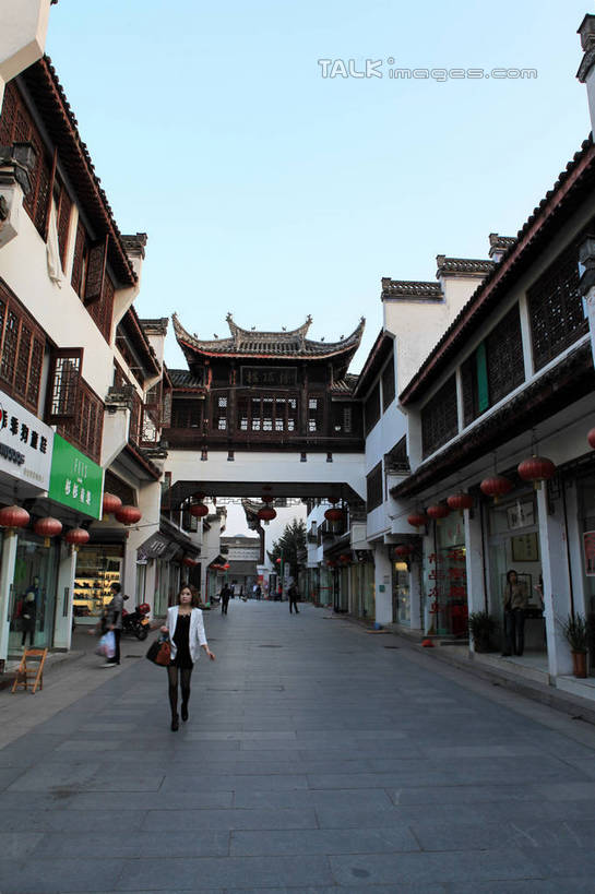 东方人,家,走,竖图,室外,白天,正面,旅游,度假,黄山,名胜古迹,植物,窗户,标志建筑,地标,建筑,街道,照明,中国,亚洲,一排,许多,游客,游人,阴影,遗迹,整齐,光线,灯笼,瓦片,影子,纸灯笼,房屋,墙,屋檐,屋子,古城,地面,许多人,黄种人,古迹,文化,文物,娱乐,建设,古建筑,楼房,檐,旅客,民居,民宅,墙壁,墙面,住宅,树,树木,排列,红色,蓝色,绿色,蓝天,天空,阳光,自然,灯具,天,一群人,享受,休闲,旅游胜地,放松,生长,晴朗,成长,照亮,照明设备,队列,古文明,东亚,安徽,安徽省,黄山市,歙县,马头墙,万里无云,中华人民共和国,华东地区,皖,男人,男性,年轻男性,年轻女性,女人,女性,亚洲人,晴空,晴空万里,步行,散步,走路,彩图,全身,房子,传统文化,rzwdb1