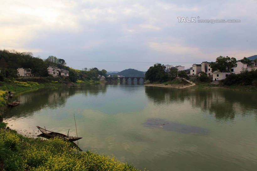 无人,家,横图,室外,白天,正面,旅游,度假,黄山,河流,山,水,植物,船,中国,亚洲,一条,停靠,阴影,光线,影子,房屋,屋子,河水,山峰,水流,云,云朵,木船,地面,山峦,云彩,娱乐,楼房,民居,民宅,住宅,树,树木,一只,蓝色,绿色,白云,倒影,蓝天,天空,阳光,自然,交通工具,天,享受,休闲,旅游胜地,放松,生长,晴朗,成长,倒映,舟,载具,东亚,安徽,安徽省,黄山市,歙县,渔梁坝,中华人民共和国,华东地区,皖,反照,渔梁,渔梁村,晴空,彩图,房子,rzwdb1