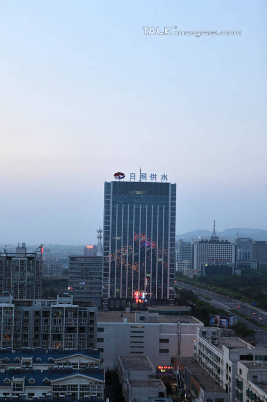 无人,高楼大厦,竖图,俯视,航拍,室外,白天,度假,美景,城市风光,城市,大厦,道路,建筑,路,摩天大楼,公路,中国,亚洲,景观,建筑群,交通,娱乐,建设,山东,蓝色,蓝天,天空,天,享受,休闲,景色,放松,晴朗,鸟瞰,东亚,山东省,日照,万里无云,中华人民共和国,华东地区,鲁,日照市,晴空,晴空万里,马路,彩图,高角度拍摄,大楼,高层建筑,高楼,摩天楼,rzwdb1