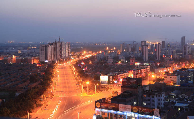 无人,高楼大厦,横图,俯视,航拍,室外,夜晚,度假,美景,城市风光,城市,大厦,道路,建筑,路,路灯,摩天大楼,公路,照明,中国,亚洲,景观,建筑群,灯光,交通,娱乐,建设,山东,灯,蓝色,蓝天,天空,天,享受,休闲,景色,放松,晴朗,照亮,照明设备,鸟瞰,东亚,山东省,日照,万里无云,中华人民共和国,华东地区,鲁,日照市,晴空,晴空万里,马路,彩图,高角度拍摄,大楼,高层建筑,高楼,摩天楼,rzwdb1