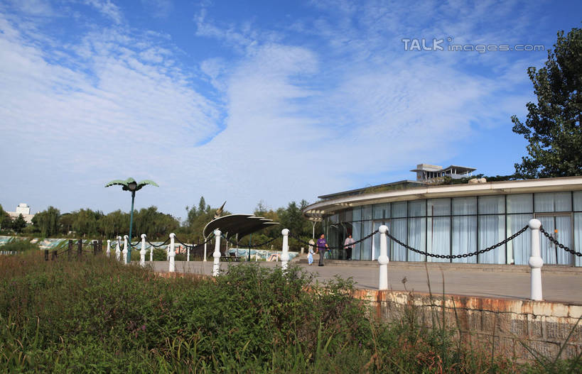 无人,公园,栏杆,横图,室外,白天,正面,度假,草地,草坪,美景,树林,植物,城市风光,城市,路灯,照明,中国,亚洲,阴影,光线,影子,房屋,屋子,景观,云,云朵,围栏,灯光,云彩,娱乐,山东,护栏,灯,草,树,树木,蓝色,绿色,白云,蓝天,天空,阳光,自然,天,享受,休闲,景色,放松,生长,晴朗,成长,照亮,照明设备,东亚,山东省,日照,中华人民共和国,华东地区,鲁,日照市,银河公园,晴空,彩图,房子,rzwdb1