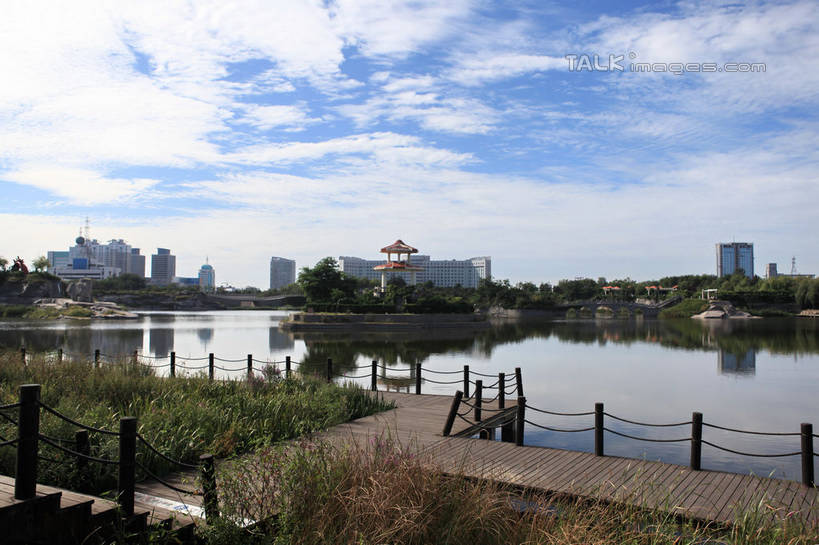 无人,公园,高楼大厦,栏杆,横图,室外,白天,正面,度假,草地,草坪,湖,湖泊,美景,水,植物,地板,城市风光,城市,大厦,道路,建筑,路,摩天大楼,中国,亚洲,阴影,光线,影子,阶梯,湖面,景观,水流,水面,云,云朵,围栏,小路,地面,交通,云彩,娱乐,山东,护栏,木地板,台阶,草,树,树木,蓝色,绿色,白云,蓝天,天空,阳光,自然,湖水,天,享受,休闲,景色,放松,生长,晴朗,成长,东亚,山东省,日照,中华人民共和国,华东地区,鲁,日照市,银河公园,晴空,彩图,大楼,高层建筑,高楼,摩天楼,rzwdb1