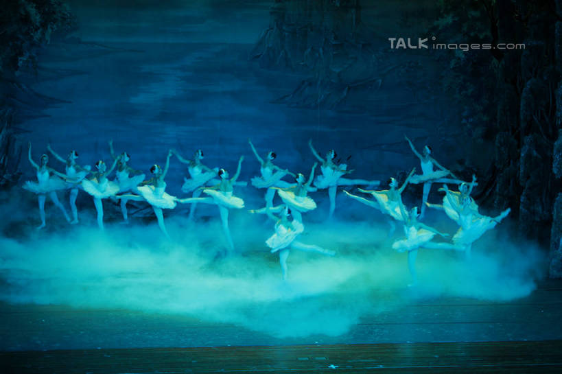 西方人,舞台,站,举,抱,横图,室内,白天,背景,正面,裙子,跳舞,芭蕾,欧洲,欧洲人,表演,阴影,光线,影子,灯光,许多人,抬腿,扮演,托,站着,一群人,短裙,帷幕,抱着,踮脚,演出,搂着,帷幔,幕布,舞姿,幕帘,芭蕾舞裙,芭蕾裙,帷幔布,天鹅湖,芭蕾舞,年轻女性,女人,女性,白种人,表演台,举起,举手,举着,搂,搂抱,向上举,向上伸,向上托,站立,布景,彩图,全身,舞蹈,rzwdb1