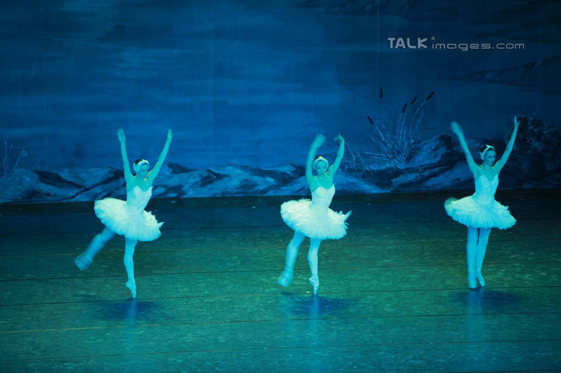 西方人,三个人,舞台,站,伸展双臂,横图,俯视,室内,白天,背景,裙子,跳舞,芭蕾,欧洲,欧洲人,一排,表演,阴影,整齐,光线,影子,灯光,扮演,排列,站着,短裙,帷幕,踮脚,演出,队列,帷幔,幕布,舞姿,幕帘,芭蕾舞裙,芭蕾裙,帷幔布,天鹅湖,芭蕾舞,年轻女性,女人,女性,白种人,表演台,敞开双臂,伸开双臂,展开双肩,站立,张开手臂,张开双臂,布景,彩图,高角度拍摄,全身,舞蹈,rzwdb1