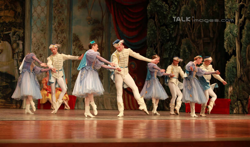 西方人,舞台,站,坐,跳,伸展双臂,横图,室内,白天,背景,正面,裙子,跳舞,芭蕾,欧洲,欧洲人,表演,阴影,光线,影子,灯光,许多人,扮演,站着,一群人,短裙,帷幕,演出,帷幔,幕布,舞姿,幕帘,芭蕾舞裙,芭蕾裙,帷幔布,天鹅湖,芭蕾舞,男人,男性,年轻男性,年轻女性,女人,女性,白种人,表演台,敞开双臂,伸开双臂,跳跃,展开双肩,站立,张开手臂,张开双臂,坐着,布景,彩图,全身,舞蹈,rzwdb1