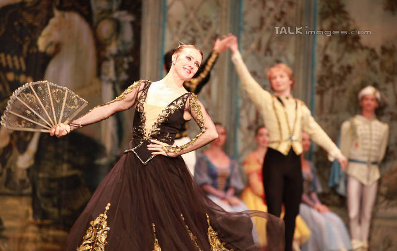 西方人,舞台,站,坐,伸展双臂,横图,室内,白天,背景,正面,裙子,跳舞,芭蕾,欧洲,欧洲人,表演,阴影,光线,影子,灯光,许多人,扮演,站着,一群人,短裙,帷幕,演出,帷幔,幕布,舞姿,幕帘,芭蕾舞裙,芭蕾裙,帷幔布,天鹅湖,芭蕾舞,男人,男性,年轻男性,年轻女性,女人,女性,白种人,表演台,敞开双臂,伸开双臂,展开双肩,站立,张开手臂,张开双臂,坐着,半身,布景,彩图,舞蹈,rzwdb1