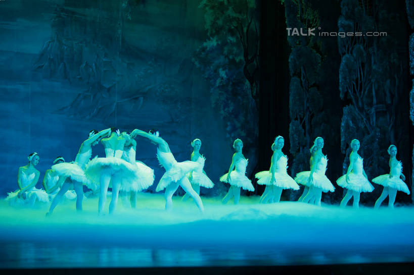 西方人,舞台,站,伸展双臂,横图,室内,白天,背景,正面,裙子,跳舞,芭蕾,欧洲,欧洲人,表演,阴影,光线,影子,灯光,许多人,扮演,站着,一群人,短裙,帷幕,踮脚,演出,帷幔,幕布,舞姿,幕帘,芭蕾舞裙,芭蕾裙,帷幔布,天鹅湖,芭蕾舞,年轻女性,女人,女性,白种人,表演台,敞开双臂,伸开双臂,展开双肩,站立,张开手臂,张开双臂,布景,彩图,全身,舞蹈,rzwdb1