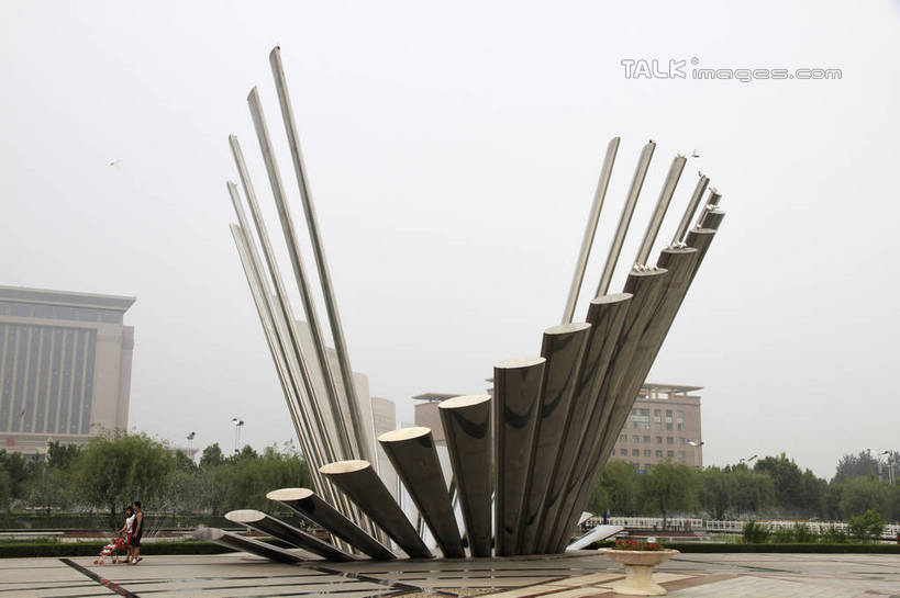 无人,高楼大厦,横图,室外,白天,正面,抽象,度假,美景,树林,植物,城市风光,城市,大厦,建筑,摩天大楼,雕塑,中国,亚洲,阴影,艺术,装饰,光线,瓷砖,地砖,雕刻,雕像,影子,景观,地面,娱乐,山东,树,树木,蓝色,绿色,蓝天,天空,阳光,自然,工艺品,天,享受,休闲,景色,放松,生长,晴朗,成长,纪念,美术,主题,陈列,东亚,山东省,万里无云,中华人民共和国,华东地区,功能,美学,鲁,滨州,滨州市,晴空,晴空万里,彩图,大楼,高层建筑,高楼,摩天楼,rzwdb1