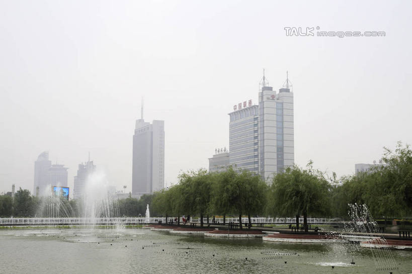 无人,高楼大厦,横图,室外,白天,正面,度假,湖,湖泊,美景,树林,水,植物,城市风光,城市,大厦,建筑,摩天大楼,喷泉,中国,亚洲,阴影,光线,影子,湖面,景观,水流,水面,文化,娱乐,山东,树,树木,蓝色,绿色,蓝天,天空,阳光,自然,湖水,天,品味,享受,休闲,景色,放松,生长,晴朗,成长,水景,东亚,山东省,万里无云,中华人民共和国,华东地区,美观,鲁,滨州,滨州市,设计,晴空,晴空万里,彩图,大楼,高层建筑,高楼,摩天楼,rzwdb1