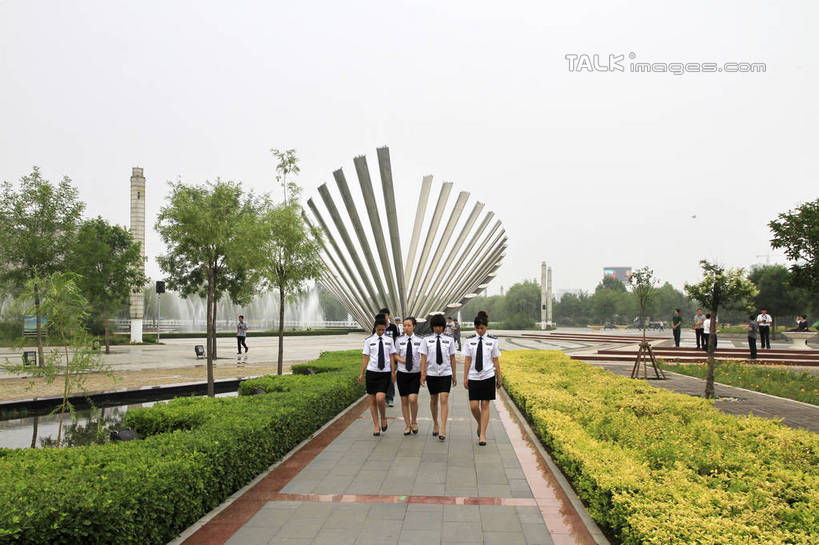 东方人,三个人,学生,高楼大厦,走,横图,室外,白天,正面,抽象,制服,度假,湖,湖泊,美景,树林,水,植物,城市风光,城市,大厦,建筑,摩天大楼,雕塑,中国,亚洲,阴影,服装,艺术,装饰,光线,瓷砖,地砖,雕刻,雕像,影子,湖面,景观,水流,水面,地面,黄种人,娱乐,山东,树,树木,蓝色,绿色,蓝天,天空,阳光,自然,工艺品,湖水,天,享受,休闲,校服,景色,放松,生长,晴朗,成长,纪念,美术,主题,陈列,东亚,山东省,学生服,万里无云,中华人民共和国,华东地区,功能,美学,鲁,滨州,滨州市,年轻女性,女人,女性,亚洲人,晴空,晴空万里,步行,散步,走路,彩图,全身,大楼,高层建筑,高楼,摩天楼,rzwdb1