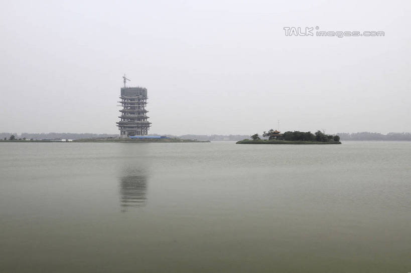 无人,高楼大厦,横图,室外,白天,正面,度假,湖,湖泊,美景,树林,水,植物,城市风光,城市,大厦,建筑,摩天大楼,中国,亚洲,阴影,光线,影子,湖面,景观,水流,水面,娱乐,山东,树,树木,绿色,倒影,天空,阳光,自然,湖水,天,享受,休闲,景色,放松,生长,成长,倒映,东亚,山东省,中华人民共和国,华东地区,鲁,滨州,滨州市,反照,彩图,大楼,高层建筑,高楼,摩天楼,rzwdb1