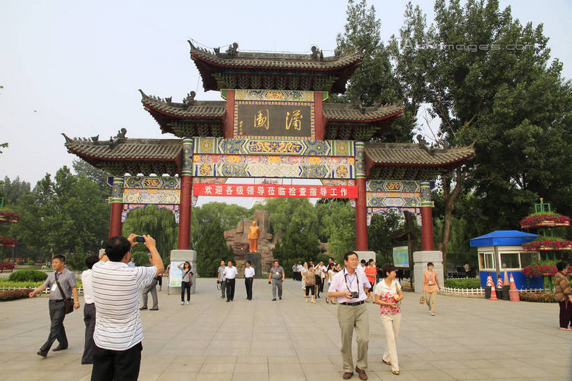 西方人,横图,室外,白天,正面,度假,美景,植物,城市风光,城市,欧洲,中国,欧洲人,亚洲,行人,游客,花纹,标志,瓷砖,地砖,图案,瓦片,文字,字符,屋檐,景观,牌坊,牌楼,横幅,地面,许多人,文化,娱乐,标识,山东,檐,路人,旅客,树,树木,红色,绿色,自然,一群人,享受,休闲,汉字,景色,放松,生长,成长,纪念,祭祀,中文,表彰,荣誉,东亚,山东省,中华人民共和国,华东地区,国文,华文,荣耀,鲁,滨州,滨州市,男人,男性,女人,女性,中年男性,中年女性,白种人,半身,彩图,传统文化,rzwdb1