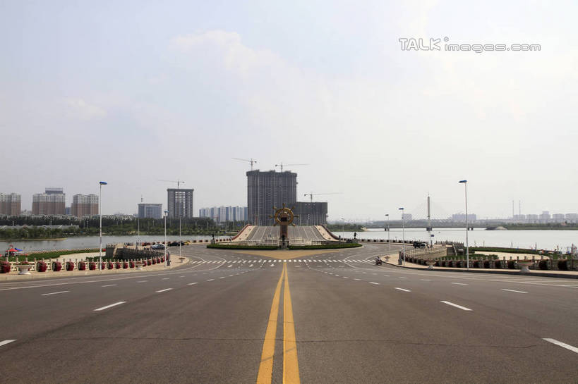 无人,高楼大厦,广场,横图,室外,白天,正面,度假,河流,美景,水,城市风光,城市,大厦,道路,建筑,路,摩天大楼,公路,中国,亚洲,阴影,光线,影子,河水,景观,水流,云,云朵,分界线,停车线,交通,云彩,娱乐,山东,黄色,蓝色,白云,蓝天,天空,阳光,天,享受,休闲,景色,放松,晴朗,车行道,车行道分界线,标线,东亚,车行线,山东省,中华人民共和国,华东地区,鲁,滨州,滨州市,晴空,马路,彩图,大楼,高层建筑,高楼,摩天楼,rzwdb1