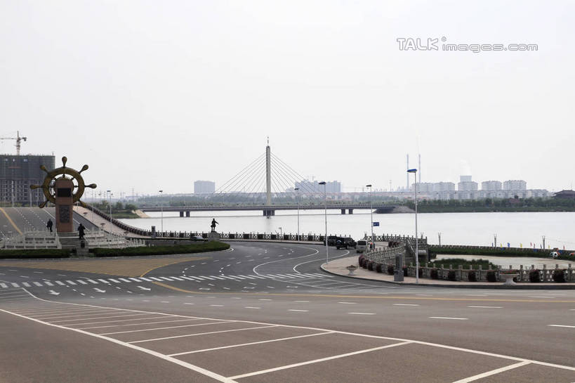 无人,高楼大厦,广场,横图,室外,白天,正面,度假,河流,美景,水,城市风光,城市,大厦,道路,建筑,路,摩天大楼,公路,中国,亚洲,阴影,光线,影子,河水,景观,水流,云,云朵,分界线,停车线,交通,云彩,娱乐,山东,黄色,蓝色,白云,蓝天,天空,阳光,天,享受,休闲,景色,放松,晴朗,车行道,车行道分界线,标线,东亚,车行线,山东省,中华人民共和国,华东地区,鲁,滨州,滨州市,晴空,马路,彩图,大楼,高层建筑,高楼,摩天楼,rzwdb1