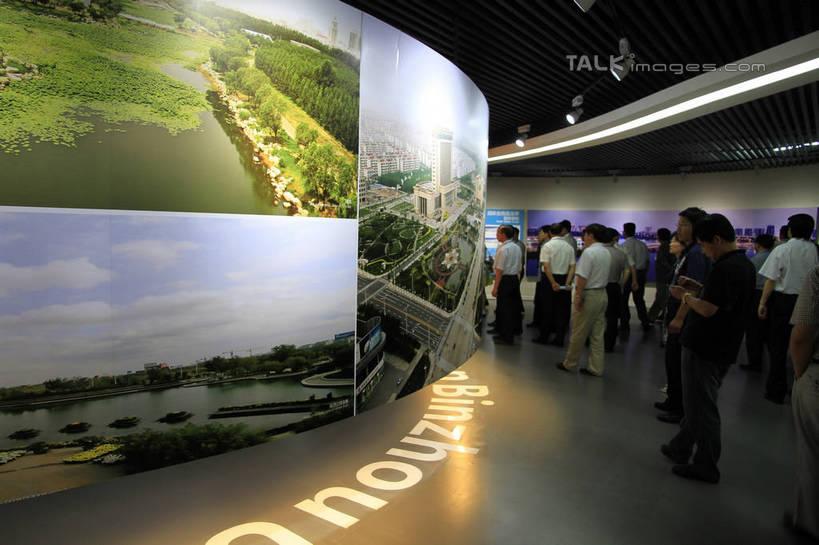 东方人,站,横图,室内,白天,正面,度假,美景,天花板,城市风光,城市,道路,地图,照明,中国,亚洲,游客,游人,信息,标志,文字,字符,墙,景观,灯光,地面,交通,许多人,黄种人,方向,娱乐,标识,山东,墙壁,墙面,灯,灯具,站着,一群人,享受,休闲,汉字,展示,射灯,景色,放松,引导,指引,展览,照亮,照明设备,中文,展览馆,东亚,山东省,中华人民共和国,华东地区,国文,华文,鲁,滨州,滨州市,城市规划展览馆,展馆,男人,男性,年轻男性,年轻女性,女人,女性,亚洲人,站立,彩图,全身,导航,rzwdb1