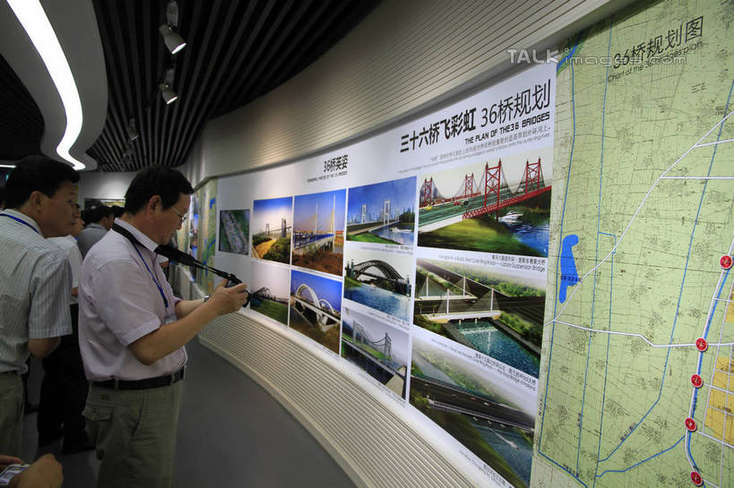 东方人,两个人,站,横图,室内,白天,正面,衬衫,度假,美景,天花板,城市风光,城市,道路,地图,照明,中国,亚洲,游客,游人,信息,标志,文字,字符,墙,景观,灯光,领带,地面,交通,黄种人,方向,娱乐,标识,山东,墙壁,墙面,灯,灯具,站着,享受,休闲,汉字,展示,射灯,景色,放松,引导,指引,展览,照亮,照明设备,中文,展览馆,东亚,山东省,中华人民共和国,华东地区,国文,华文,鲁,滨州,滨州市,城市规划展览馆,展馆,男人,男性,年轻男性,亚洲人,站立,半身,彩图,衬衣,导航,rzwdb1