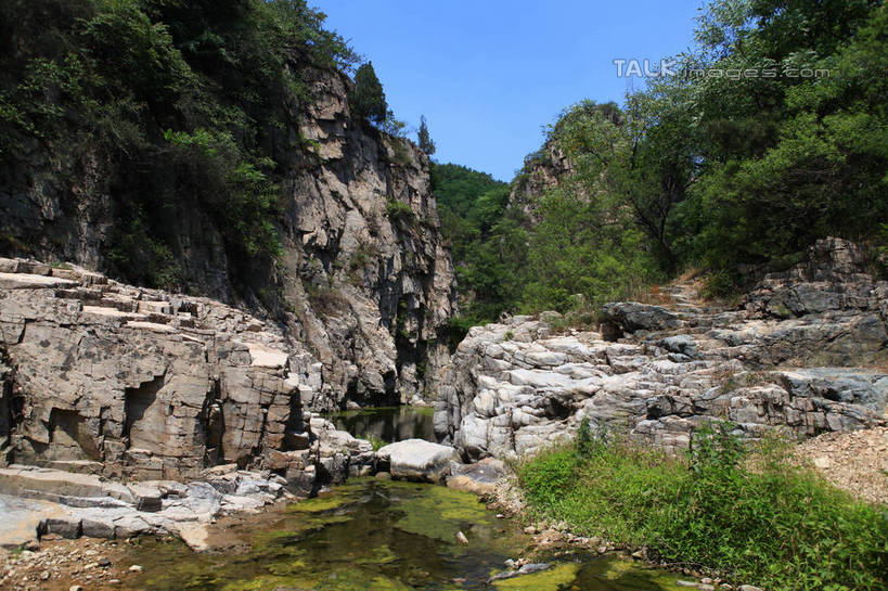 无人,横图,室外,白天,正面,旅游,度假,河流,美景,山,树林,水,植物,中国,亚洲,阴影,光线,影子,河水,景观,山峰,水流,山峦,娱乐,山东,树,树木,蓝色,绿色,蓝天,天空,阳光,自然,天,享受,休闲,景色,放松,生长,晴朗,成长,自然风光,东亚,山东省,日照,万里无云,中华人民共和国,华东地区,鲁,日照市,五莲山,五莲山风景名胜区,五莲县,晴空,晴空万里,彩图,rzwdb1