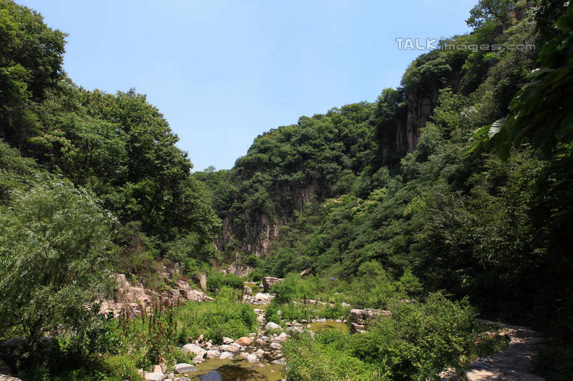 无人,横图,室外,白天,正面,旅游,度假,石头,美景,山,树林,植物,中国,亚洲,阴影,光线,石子,影子,景观,山峰,山峦,娱乐,山东,树,树木,绿色,天空,阳光,自然,天,享受,休闲,石壁,景色,放松,峭壁,生长,成长,自然风光,东亚,山东省,日照,中华人民共和国,华东地区,鲁,绝壁,日照市,五莲山,五莲山风景名胜区,五莲县,石块,彩图,rzwdb1