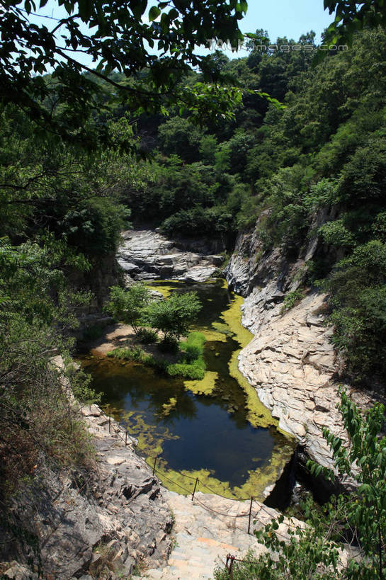 无人,竖图,俯视,室外,白天,旅游,度假,河流,石头,美景,山,树林,水,植物,中国,亚洲,阴影,光线,石子,影子,河水,景观,山峰,水流,山峦,娱乐,山东,树,树木,绿色,天空,阳光,自然,天,享受,休闲,石壁,景色,放松,峭壁,生长,成长,自然风光,东亚,山东省,日照,中华人民共和国,华东地区,鲁,绝壁,日照市,五莲山,五莲山风景名胜区,五莲县,石块,彩图,高角度拍摄,rzwdb1