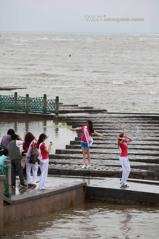 东方人,栏杆,站,举,伸展双臂,竖图,室外,白天,正面,度假,海浪,海洋,美景,城市风光,城市,相机,中国,亚洲,服装,包,景观,浪花,围栏,地面,许多人,休闲装,黄种人,娱乐,山东,护栏,拍照,衣服,红色,白色,海水,背包,数码相机,托,站着,一群人,享受,休闲,休闲服,景色,单反,放松,摄影,服饰,单反相机,波光粼粼,领导,象征,荣誉,代表,海景,东亚,绶带,山东省,日照,中华人民共和国,华东地区,地位,鲁,日照市,刘家湾赶海园,男人,男性,年轻男性,年轻女性,女人,女性,亚洲人,照相机,大海,风浪,海,海水的波动,近岸浪,涌浪,敞开双臂,举起,举手,举着,伸开双臂,向上举,向上伸,向上托,展开双肩,站立,张开手臂,张开双臂,半身,彩图,照相,双肩包,rzwdb1