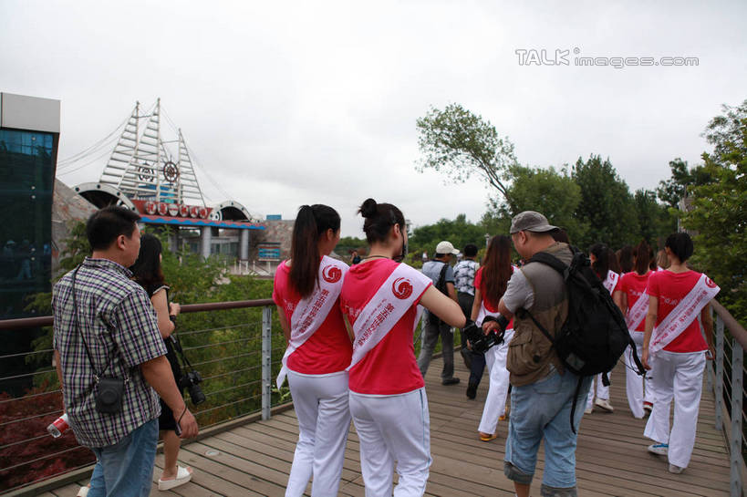 东方人,西方人,栏杆,走,横图,室外,白天,度假,快乐,比赛,竞争,美景,城市风光,城市,欧洲,中国,欧洲人,亚洲,阴影,服装,光线,方格,格子,影子,景观,云,云朵,围栏,地面,许多人,云彩,休闲装,黄种人,娱乐,山东,护栏,排列,背面,衣服,蓝色,白色,白云,蓝天,天空,阳光,天,一群人,享受,休闲,休闲服,景色,放松,服饰,晴朗,领导,象征,队列,荣誉,代表,东亚,选秀,绶带,山东省,日照,中华人民共和国,华东地区,地位,鲁,日照市,刘家湾赶海园,男人,男性,年轻男性,年轻女性,女人,女性,白种人,亚洲人,晴空,步行,散步,走路,半身,彩图,rzwdb1