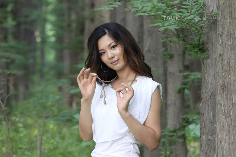 东方人,一个人,站,举,笑,捏,微笑,横图,室外,白天,正面,T恤衫,旅游,度假,草地,草坪,美景,树林,植物,项链,中国,亚洲,仅一个年轻女性,仅一个女性,仅一个人,朦胧,模糊,景观,捏着,T恤,黄种人,娱乐,山东,装饰品,草,树,树木,绿色,白色,自然,饰品,首饰,托,站着,享受,休闲,景色,放松,生长,成长,自然风光,东亚,山东省,日照,中华人民共和国,华东地区,鲁,日照市,鲁南海滨国家森林公园,年轻女性,女人,女性,亚洲人,长发,卷发,举起,举手,举着,向上举,向上伸,向上托,站立,半身,彩图,rzwdb1