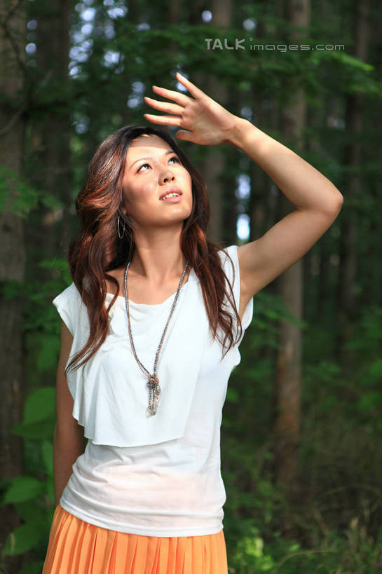 东方人,一个人,站,举,笑,微笑,露齿笑,竖图,室外,白天,正面,裙子,T恤衫,旅游,度假,草地,草坪,美景,树林,植物,项链,中国,亚洲,仅一个年轻女性,仅一个女性,仅一个人,阴影,朦胧,模糊,光线,影子,景观,T恤,注视,黄种人,娱乐,长裙,山东,装饰品,草,树,树木,绿色,白色,阳光,自然,饰品,首饰,观察,看,托,站着,享受,休闲,橙色,景色,放松,遮,遮掩,生长,成长,观看,半身裙,察看,掩盖,遮挡,关注,自然风光,东亚,遮盖,山东省,日照,中华人民共和国,华东地区,掩饰,鲁,日照市,鲁南海滨国家森林公园,年轻女性,女人,女性,亚洲人,长发,卷发,举起,举手,举着,向上举,向上伸,向上托,站立,半身,彩图,rzwdb1