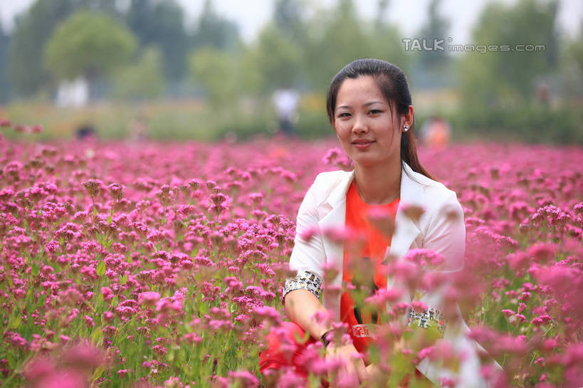 东方人,一个人,蹲,笑,微笑,横图,室外,白天,正面,旅游,度假,花海,花圃,美景,树林,植物,叶子,中国,亚洲,仅一个年轻女性,仅一个女性,仅一个人,许多,阴影,服装,朦胧,模糊,装饰,盛开,时间,光线,时钟,手表,影子,景观,绿叶,计时,花蕾,注视,休闲装,黄种人,娱乐,山东,花,花瓣,花朵,花卉,鲜花,树,树木,衣服,红色,绿色,白色,阳光,自然,饰品,手链,钟表,花丛,花田,花苞,花蕊,观察,看,享受,休闲,休闲服,嫩叶,表,景色,放松,服饰,生长,成长,观看,华丽,修饰,腕表,点缀,察看,关注,自然风光,东亚,山东省,日照,中华人民共和国,华东地区,衬托,美观,雅致,雅观,鲁,日照市,花仙子风景区,年轻女性,女人,女性,亚洲人,叶,叶片,钟,蹲着,半身,彩图,西服,rzwdb1