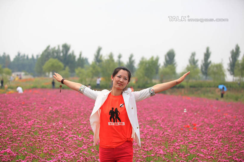 东方人,一个人,伸展双臂,笑,微笑,横图,室外,白天,正面,旅游,度假,花海,花圃,美景,树林,植物,叶子,中国,亚洲,仅一个年轻女性,仅一个女性,仅一个人,许多,阴影,服装,朦胧,模糊,装饰,盛开,时间,光线,时钟,手表,影子,景观,绿叶,计时,花蕾,注视,休闲装,黄种人,娱乐,山东,花,花瓣,花朵,花卉,鲜花,树,树木,衣服,红色,绿色,白色,阳光,自然,饰品,手链,钟表,花丛,花田,花苞,花蕊,观察,看,享受,休闲,休闲服,嫩叶,表,景色,放松,服饰,生长,成长,观看,华丽,修饰,腕表,点缀,察看,关注,自然风光,东亚,山东省,日照,中华人民共和国,华东地区,衬托,美观,雅致,雅观,鲁,日照市,花仙子风景区,年轻女性,女人,女性,亚洲人,叶,叶片,钟,敞开双臂,伸开双臂,展开双肩,张开手臂,张开双臂,半身,彩图,西服,rzwdb1