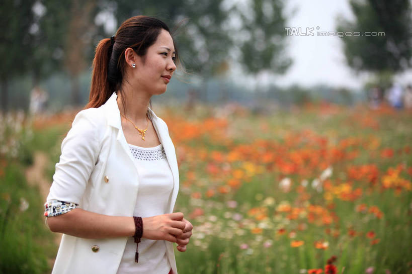 东方人,一个人,站,握手,笑,微笑,横图,室外,白天,正面,旅游,度假,花海,花圃,美景,树林,植物,项链,叶子,中国,亚洲,仅一个年轻女性,仅一个女性,仅一个人,许多,阴影,服装,朦胧,模糊,装饰,盛开,时间,光线,时钟,手表,影子,景观,绿叶,计时,花蕾,注视,休闲装,黄种人,娱乐,山东,装饰品,花,花瓣,花朵,花卉,鲜花,树,树木,衣服,绿色,白色,阳光,自然,饰品,手链,首饰,钟表,花丛,花田,花苞,花蕊,观察,看,站着,享受,休闲,休闲服,嫩叶,表,景色,放松,服饰,生长,成长,观看,华丽,修饰,腕表,点缀,察看,关注,自然风光,东亚,山东省,日照,中华人民共和国,华东地区,衬托,美观,雅致,雅观,鲁,日照市,花仙子风景区,年轻女性,女人,女性,亚洲人,叶,叶片,钟,站立,半身,彩图,西服,rzwdb1