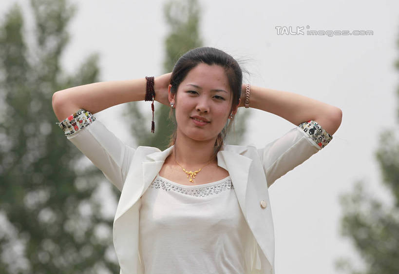 东方人,一个人,站,笑,微笑,横图,室外,白天,正面,旅游,度假,美景,树林,植物,项链,叶子,中国,亚洲,仅一个年轻女性,仅一个女性,仅一个人,抱头,阴影,服装,朦胧,模糊,装饰,时间,光线,时钟,手表,影子,景观,绿叶,计时,注视,休闲装,黄种人,娱乐,山东,装饰品,树,树木,衣服,绿色,白色,阳光,自然,饰品,手链,首饰,钟表,观察,看,站着,享受,休闲,休闲服,嫩叶,表,景色,放松,服饰,生长,成长,观看,华丽,修饰,腕表,点缀,察看,双手抱头,关注,自然风光,东亚,山东省,日照,中华人民共和国,华东地区,衬托,美观,雅致,雅观,鲁,捧首,捧头,日照市,花仙子风景区,年轻女性,女人,女性,亚洲人,叶,叶片,钟,站立,半身,彩图,西服,rzwdb1