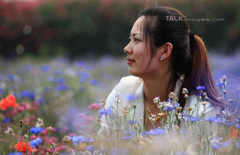 东方人,一个人,蹲,笑,微笑,横图,室外,白天,正面,旅游,度假,花海,花圃,美景,树林,植物,项链,叶子,中国,亚洲,仅一个年轻女性,仅一个女性,仅一个人,许多,阴影,服装,朦胧,模糊,装饰,盛开,时间,光线,时钟,手表,影子,景观,绿叶,计时,花蕾,注视,休闲装,黄种人,娱乐,山东,装饰品,花,花瓣,花朵,花卉,鲜花,树,树木,衣服,绿色,白色,阳光,自然,饰品,手链,首饰,钟表,花丛,花田,花苞,花蕊,低头,观察,看,享受,休闲,休闲服,嫩叶,表,景色,放松,服饰,生长,成长,观看,华丽,修饰,腕表,点缀,察看,关注,自然风光,东亚,山东省,日照,中华人民共和国,华东地区,衬托,美观,雅致,雅观,鲁,日照市,花仙子风景区,年轻女性,女人,女性,亚洲人,叶,叶片,钟,蹲着,半身,彩图,西服,rzwdb1