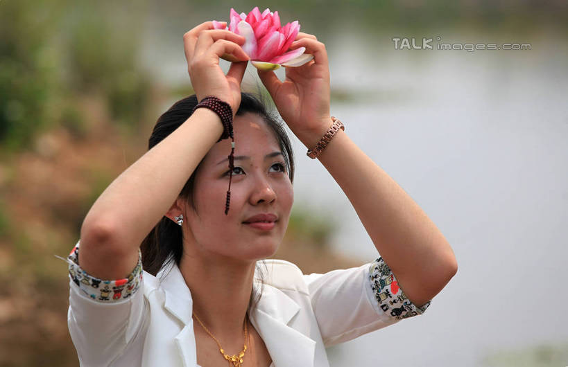 东方人,一个人,站,举,笑,微笑,横图,室外,白天,正面,旅游,度假,纯洁,草地,草坪,河流,美景,水,植物,莲花,中国,亚洲,仅一个年轻女性,仅一个女性,仅一个人,许多,阴影,服装,朦胧,模糊,装饰,盛开,光线,影子,河水,景观,水流,花蕾,注视,休闲装,黄种人,娱乐,山东,草,花,花瓣,花朵,鲜花,衣服,黄色,红色,绿色,白色,阳光,自然,手链,花苞,花蕊,观察,看,托,站着,享受,休闲,休闲服,景色,放松,服饰,观看,华丽,修饰,点缀,察看,富贵,神圣,关注,自然风光,东亚,纯净,山东省,日照,中华人民共和国,华东地区,衬托,美观,雅致,雅观,鲁,六月花神,正直,日照市,花仙子风景区,荷花,六月春,藕花,水芙蓉,年轻女性,女人,女性,亚洲人,举起,举手,举着,向上举,向上伸,向上托,站立,半身,彩图,rzwdb1