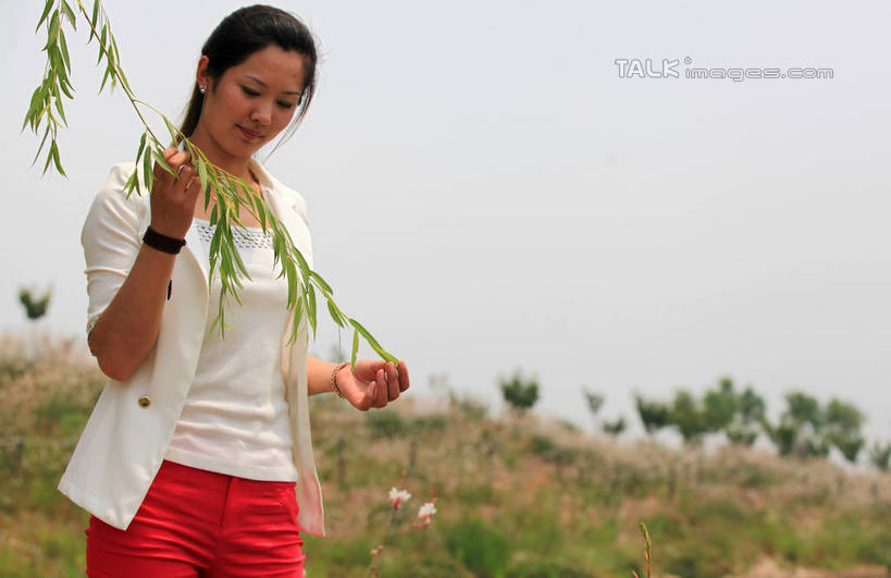 东方人,一个人,横图,室外,白天,正面,旅游,度假,草地,草坪,河流,美景,水,植物,柳树,中国,亚洲,仅一个年轻女性,仅一个女性,仅一个人,许多,服装,盛开,河水,景观,水流,枝条,花蕾,休闲装,黄种人,娱乐,山东,垂柳,草,花,花瓣,花朵,鲜花,树,树木,树枝,衣服,黄色,红色,绿色,白色,自然,花苞,花蕊,享受,休闲,休闲服,景色,放松,服饰,自然风光,东亚,山东省,日照,中华人民共和国,华东地区,鲁,日照市,倒挂柳,虬枝,枝杈,花仙子风景区,年轻女性,女人,女性,亚洲人,垂枝柳,半身,彩图,rzwdb1