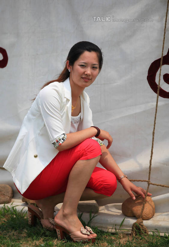 东方人,一个人,蹲,笑,微笑,露齿笑,竖图,室外,白天,侧面,旅游,度假,草地,草坪,石头,美景,植物,项链,中国,亚洲,仅一个年轻女性,仅一个女性,仅一个人,握,阴影,花纹,服装,装饰,光线,石子,图案,影子,帐篷,房屋,屋子,景观,拿,拿着,注视,休闲装,黄种人,娱乐,山东,装饰品,草,衣服,黄色,红色,绿色,白色,天空,阳光,自然,饰品,手链,首饰,天,观察,看,享受,休闲,休闲服,景色,放松,搭,握着,服饰,观看,华丽,修饰,点缀,察看,搭着,关注,自然风光,东亚,山东省,日照,毡房,中华人民共和国,华东地区,衬托,美观,雅致,雅观,鲁,日照市,花仙子风景区,年轻女性,女人,女性,亚洲人,石块,蹲着,彩图,全身,房子,rzwdb1