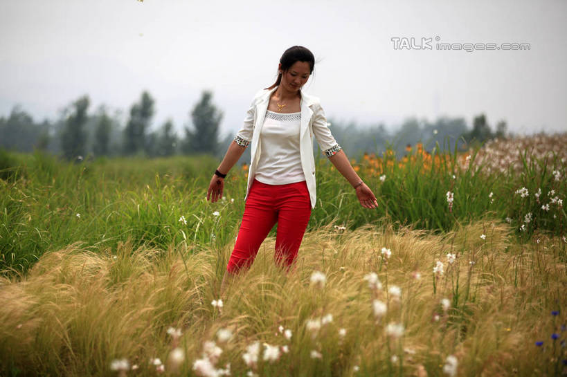 东方人,一个人,站,伸展双臂,笑,微笑,露齿笑,横图,室外,白天,侧面,旅游,度假,草地,草坪,美景,植物,项链,中国,亚洲,仅一个年轻女性,仅一个女性,仅一个人,阴影,服装,装饰,光线,影子,景观,注视,休闲装,黄种人,娱乐,山东,装饰品,草,树,树木,衣服,黄色,红色,绿色,白色,天空,阳光,自然,饰品,手链,首饰,天,低头,观察,看,站着,享受,休闲,休闲服,景色,放松,服饰,生长,成长,观看,华丽,修饰,点缀,察看,关注,自然风光,东亚,山东省,日照,中华人民共和国,华东地区,衬托,美观,雅致,雅观,鲁,日照市,花仙子风景区,年轻女性,女人,女性,亚洲人,敞开双臂,伸开双臂,展开双肩,站立,张开手臂,张开双臂,彩图,全身,rzwdb1