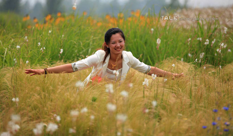 东方人,一个人,蹲,举,伸展双臂,笑,微笑,露齿笑,横图,室外,白天,侧面,旅游,度假,草地,草坪,美景,植物,项链,中国,亚洲,仅一个年轻女性,仅一个女性,仅一个人,阴影,服装,装饰,光线,影子,景观,注视,休闲装,黄种人,娱乐,山东,装饰品,草,树,树木,衣服,黄色,红色,绿色,白色,天空,阳光,自然,饰品,手链,首饰,天,观察,看,托,享受,休闲,休闲服,景色,放松,服饰,生长,成长,观看,华丽,修饰,点缀,察看,关注,自然风光,东亚,山东省,日照,中华人民共和国,华东地区,衬托,美观,雅致,雅观,鲁,日照市,花仙子风景区,年轻女性,女人,女性,亚洲人,敞开双臂,蹲着,举起,举手,举着,伸开双臂,向上举,向上伸,向上托,展开双肩,张开手臂,张开双臂,半身,彩图,rzwdb1