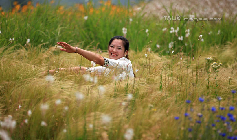 东方人,一个人,蹲,举,伸展双臂,笑,微笑,露齿笑,横图,室外,白天,侧面,旅游,度假,草地,草坪,美景,植物,项链,中国,亚洲,仅一个年轻女性,仅一个女性,仅一个人,阴影,服装,装饰,光线,影子,景观,注视,休闲装,黄种人,娱乐,山东,装饰品,草,树,树木,衣服,黄色,红色,绿色,白色,天空,阳光,自然,饰品,手链,首饰,天,观察,看,托,享受,休闲,休闲服,景色,放松,服饰,生长,成长,观看,华丽,修饰,点缀,察看,关注,自然风光,东亚,山东省,日照,中华人民共和国,华东地区,衬托,美观,雅致,雅观,鲁,日照市,花仙子风景区,年轻女性,女人,女性,亚洲人,敞开双臂,蹲着,举起,举手,举着,伸开双臂,向上举,向上伸,向上托,展开双肩,张开手臂,张开双臂,半身,彩图,rzwdb1