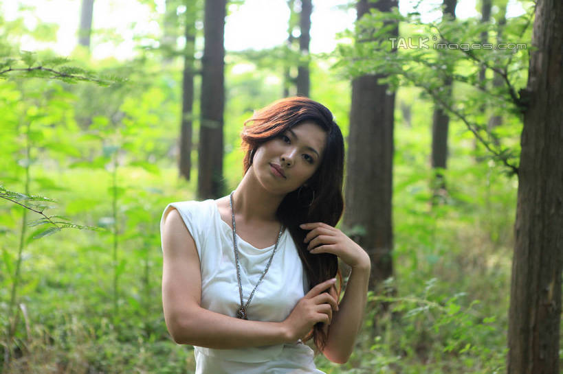 东方人,一个人,站,举,笑,微笑,横图,室外,白天,正面,T恤衫,旅游,度假,草地,草坪,美景,树林,植物,项链,中国,亚洲,仅一个年轻女性,仅一个女性,仅一个人,握,阴影,朦胧,模糊,光线,影子,景观,拿,T恤,拿着,注视,黄种人,娱乐,山东,装饰品,草,树,树木,绿色,白色,阳光,自然,饰品,首饰,观察,看,托,站着,享受,休闲,景色,放松,握着,生长,成长,观看,察看,关注,自然风光,东亚,山东省,日照,中华人民共和国,华东地区,鲁,日照市,鲁南海滨国家森林公园,年轻女性,女人,女性,亚洲人,长发,卷发,举起,举手,举着,向上举,向上伸,向上托,站立,半身,彩图,rzwdb1