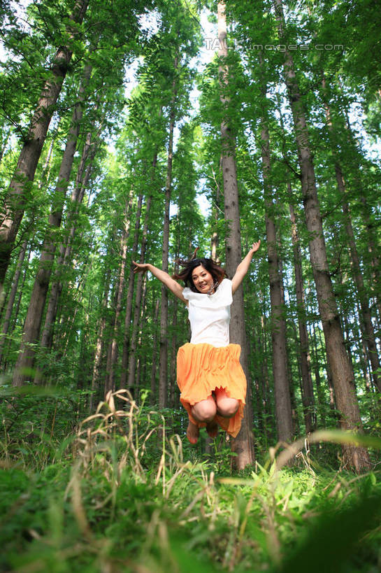 东方人,一个人,跳,举,伸展双臂,笑,微笑,露齿笑,竖图,室外,白天,仰视,裙子,T恤衫,旅游,度假,草地,草坪,美景,树林,植物,项链,中国,亚洲,仅一个年轻女性,仅一个女性,仅一个人,阴影,朦胧,模糊,光线,影子,景观,半空,T恤,注视,黄种人,娱乐,长裙,山东,装饰品,草,树,树木,绿色,白色,阳光,自然,饰品,首饰,观察,看,托,享受,休闲,橙色,景色,放松,生长,成长,观看,半身裙,察看,关注,自然风光,东亚,山东省,日照,中华人民共和国,华东地区,鲁,日照市,鲁南海滨国家森林公园,年轻女性,女人,女性,亚洲人,长发,卷发,敞开双臂,举起,举手,举着,伸开双臂,跳跃,向上举,向上伸,向上托,展开双肩,张开手臂,张开双臂,彩图,低角度拍摄,全身,rzwdb1